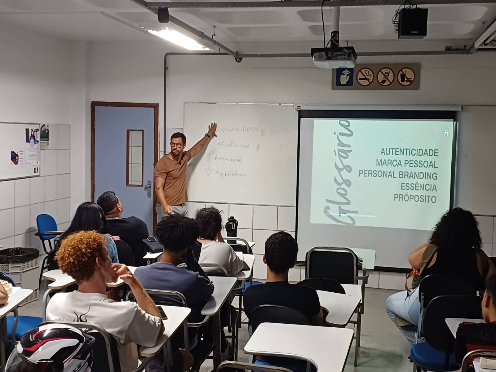 kerk dando aula