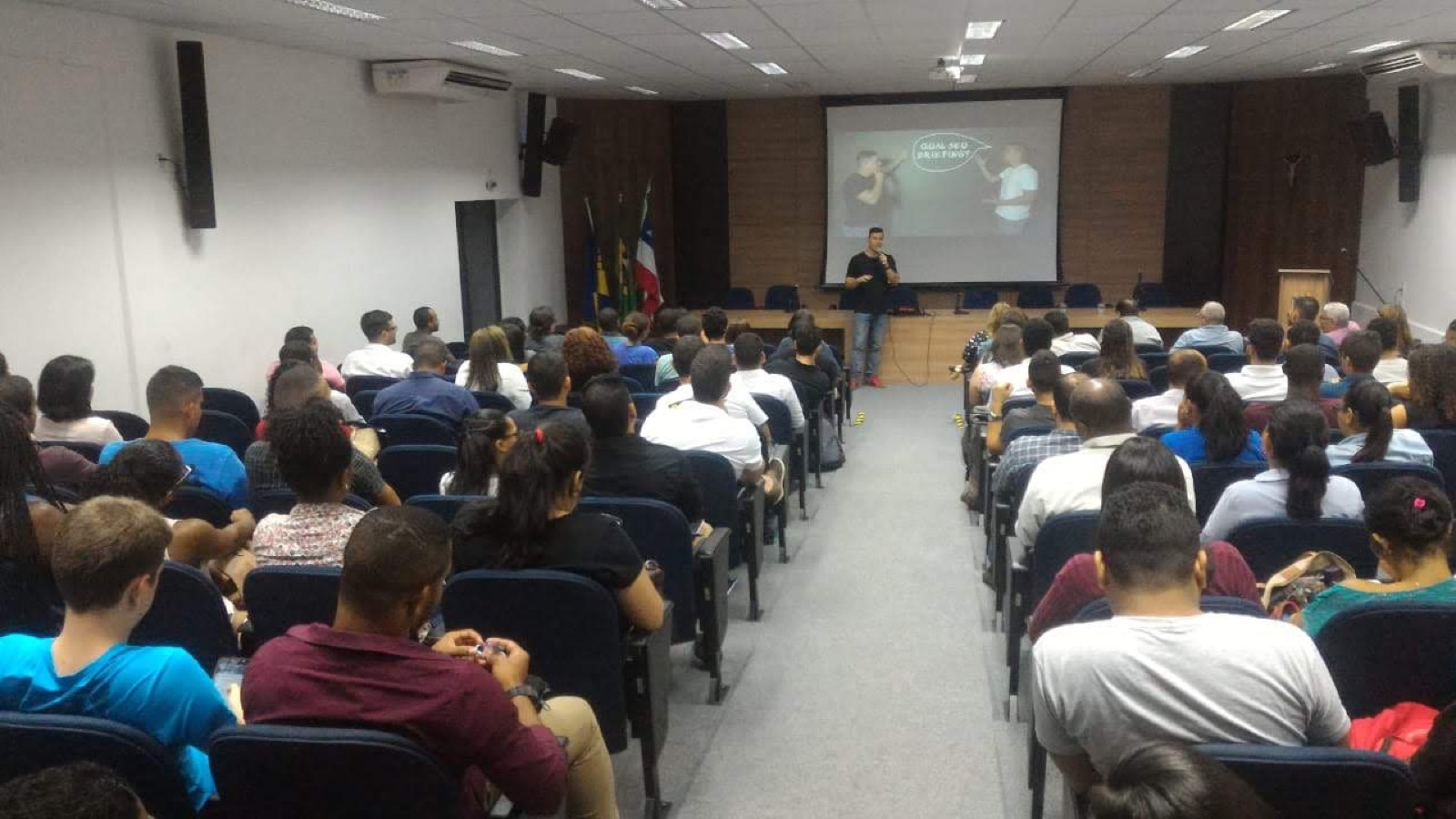 auditório cheio numa palestra de kerk
