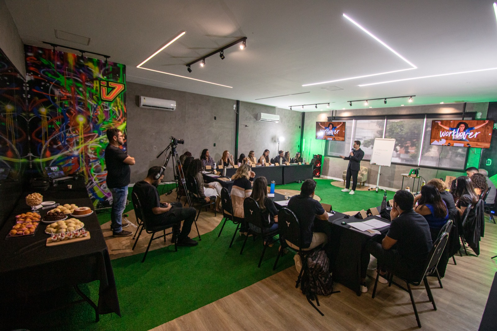 sala cheia no café com branding 7, em salvador