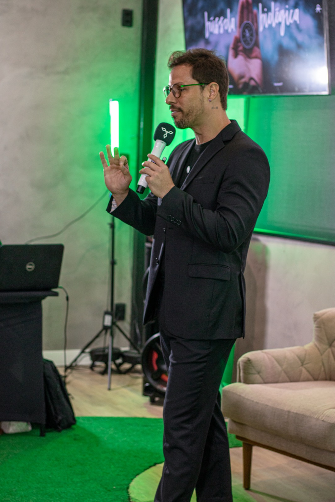 kerk no palco do café com branding 7, em salvador